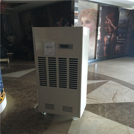 工業(yè)除濕機經(jīng)過工作能夠?qū)駶櫟乃趾蛻腋∥锍ィ瑵窨諝庾兊酶伤?，也是空氣喧囂機，它廣泛用于生產(chǎn)和生活的各個方面。為用戶創(chuàng)造出舒適、干爽清凈的現(xiàn)代生活空間。